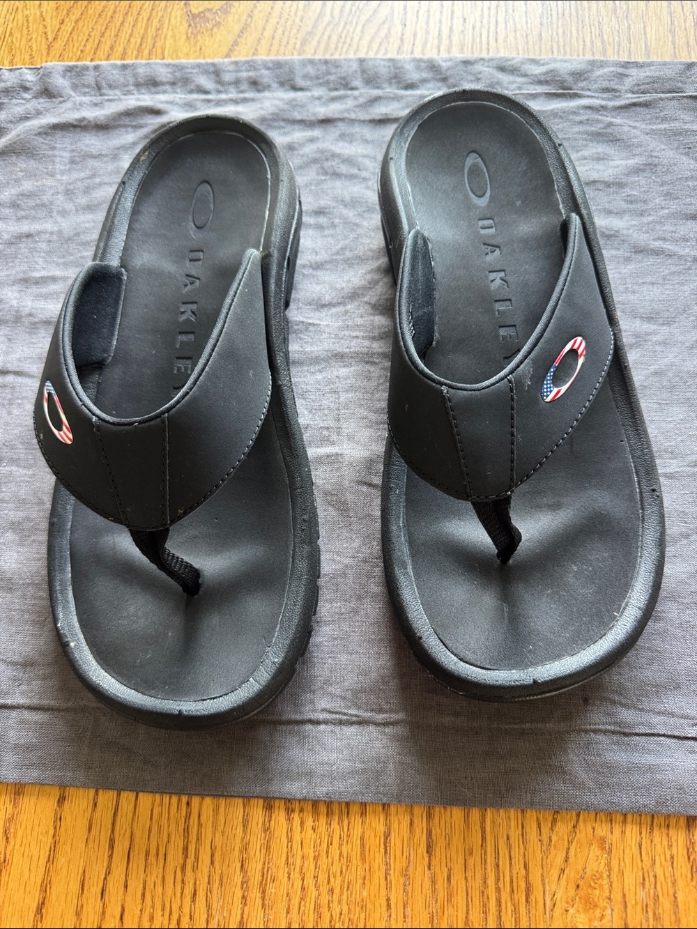 Oakley Black Flip Flop Sandals with American Flag Accent Size 8